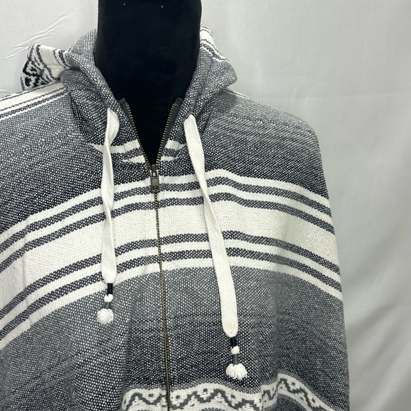 White Crow Charcoal and Ivory Zipped Hooded Poncho Size M/L - Picture 3 of 9